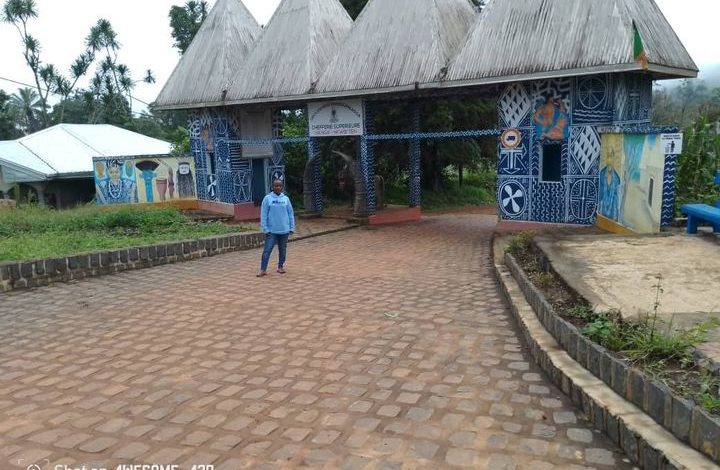 L'entrée de la chefferie traditionnelle bandoumkassa